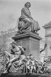 Monumento a Ludwig van Beethoven, el compositor sentado en un pedestal sobre figuras alusivas a la Novena Sinfonía, por Kaspar Ritter von Zumbusch (1830-1915), 1880 (bronce)